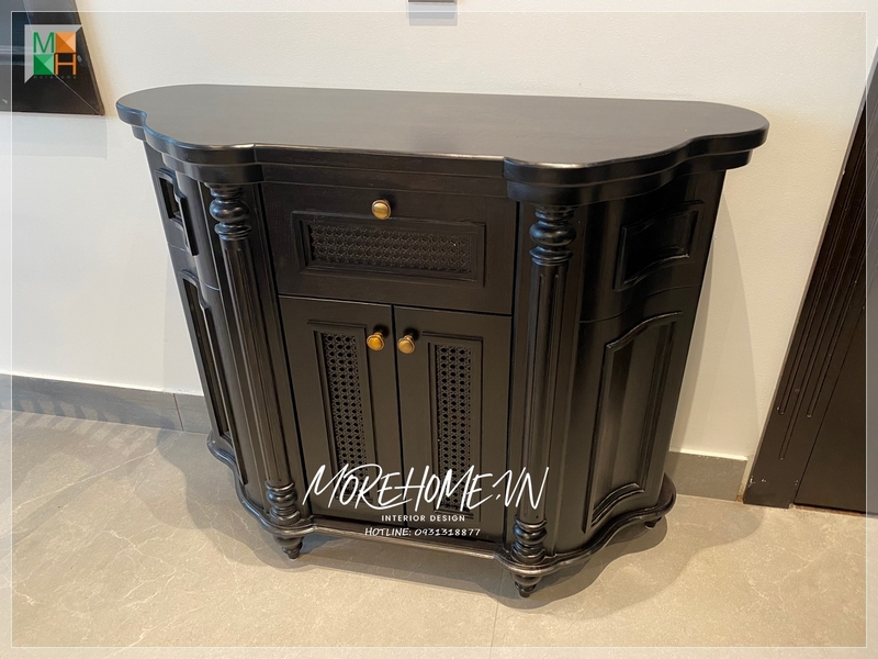 Tủ gỗ tự nhiên màu đen phong cách Indochine là sự kết hợp hài hòa giữa 2 nền tầng Á Đông và cổ điển Pháp khi thi công kệ.