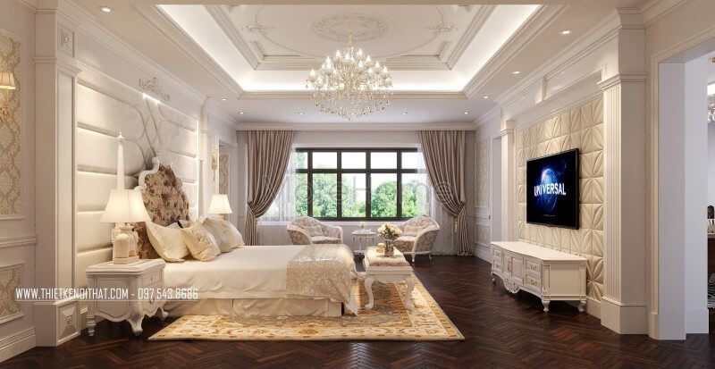 . Phòng ngủ bố mẹ được thiết kế theo phong cách hoàng gia cao cấp, tráng lệ với giường ngủ tân cổ điển, đèn thả cao cấp, thảm trải sàn họa tiết cổ điển và sofa đơn trong phòng.